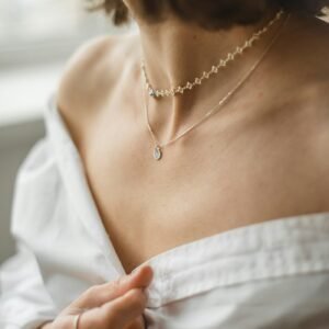 Model wearing a polki and emerald bridal necklace