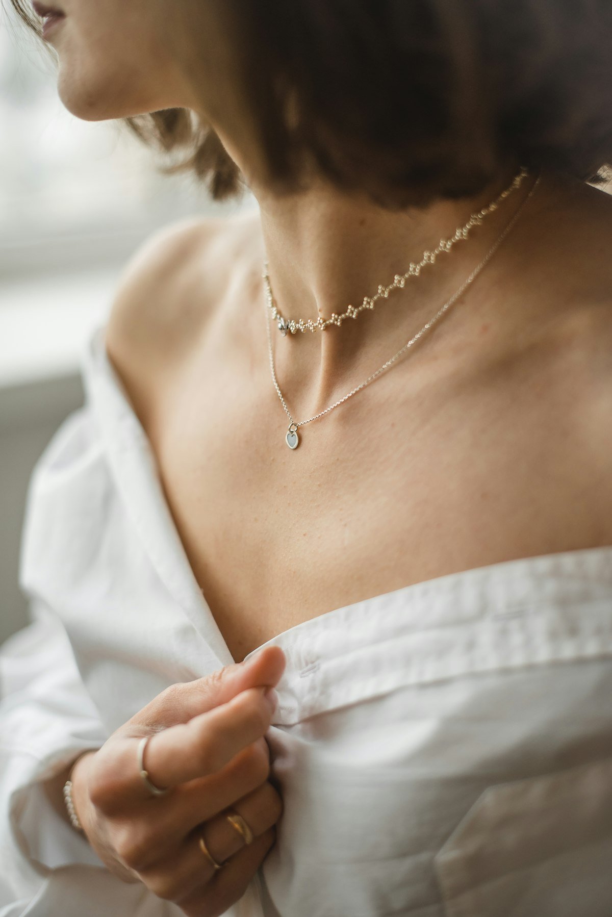 Model wearing a polki and emerald bridal necklace